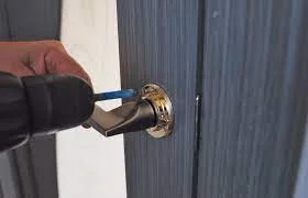 Как разобрать магнитный замок межкомнатной двери