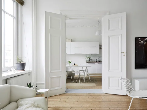Белые двери в интерьере: советы дизайнеров, фото