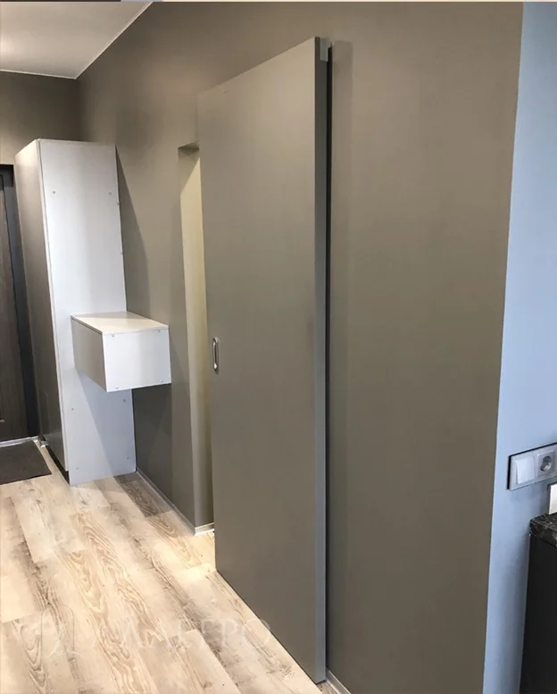 2. Skryté dveře pod stěnou