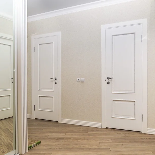Белые двери в интерьере квартиры и дома: дизайн, стили и сочетание цветов, фото