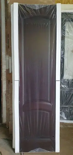 Лаура красная дерево